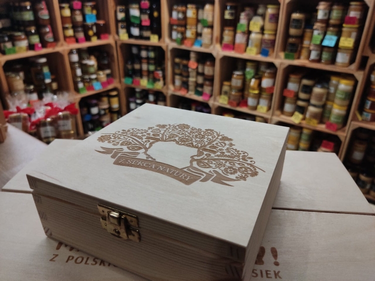 Skrzynka prezentowa z miodami deluxe widok z zewnątrz