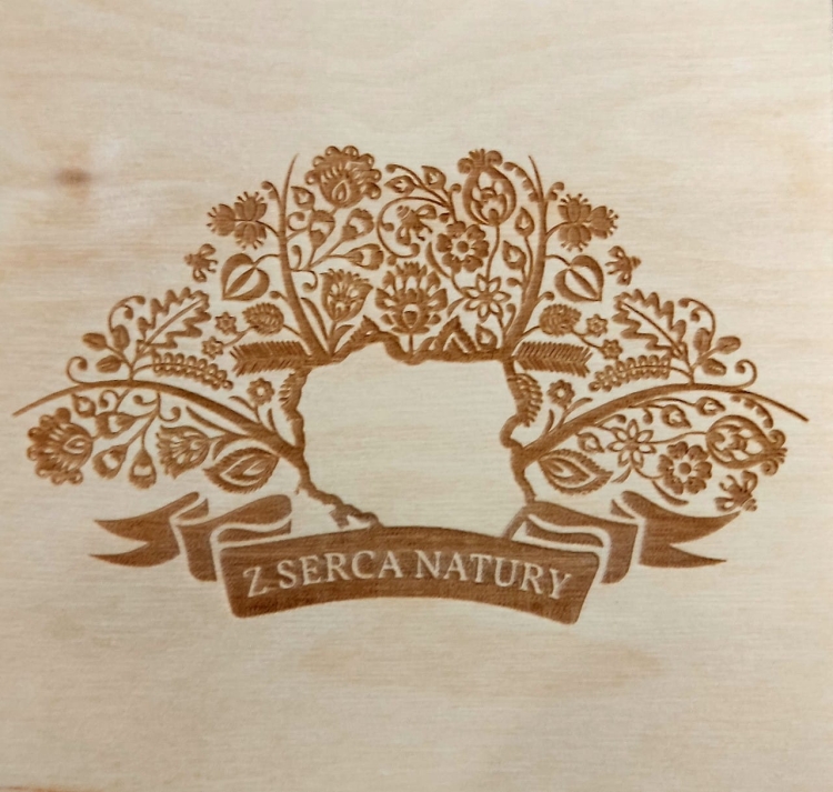 Skrzynka prezentowa z miodami deluxe zbliżenie na grawerunek