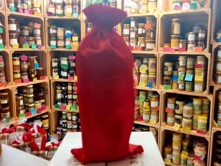 W satynowym woreczku kryją się: Ziołomiód lawendowy, miód spadziowy iglasty i herbatka Dobrego Dnia