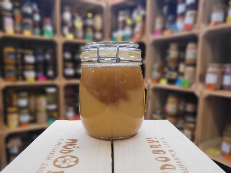 W niektórych słoikach miód wycięty z barci kilka miesięcy wcześniej został uzupełniony wycięty pod koniec grudnia