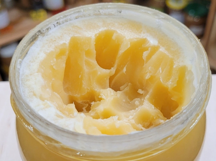 Miód mniszkowy znad Podlasia 1200g wnętrze słoika testera