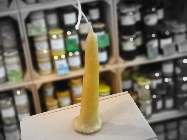 Świeca z wosku pszczelego z kłody bartnej ok 12 cm.jpg