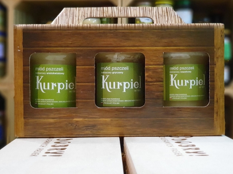 Jeden ze wzorów opakowania na 3 miody po 400g. Miód wielokwiatowy, rzepakowy i gryczany z pasieki Kurpiel. Cena zestawu 71,10 zł.