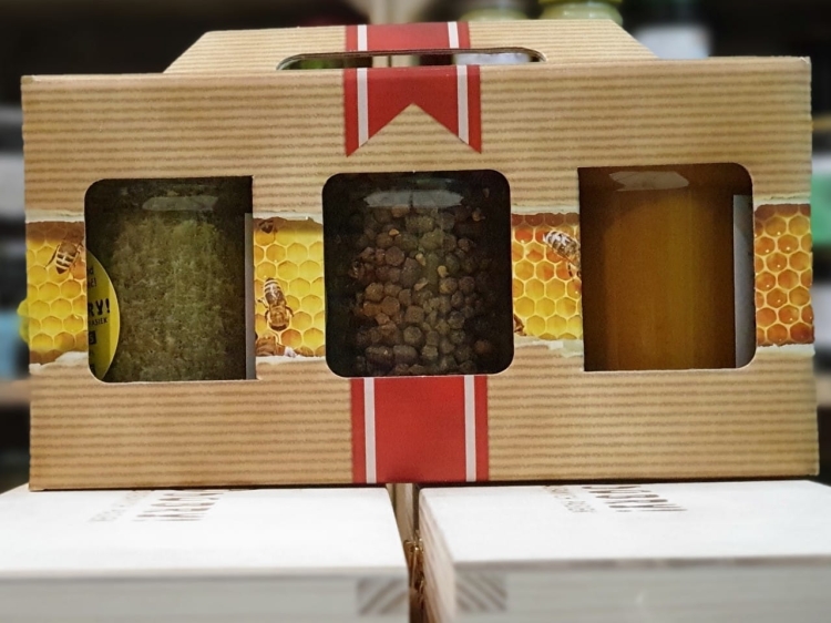 Miód z suszoną miętą, pierzga oraz miód z pyłkiem i propolisem. Cena zestawu: 166,20 zł