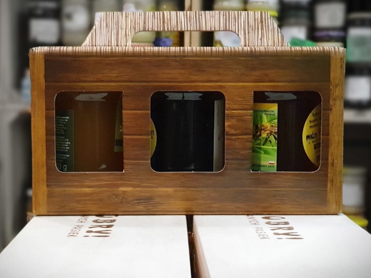 Zestaw dla smakoszy miodów spadziowych: świerkowy, jodłowo-liściasty oraz sosnowy. Cena: 155,60 zł