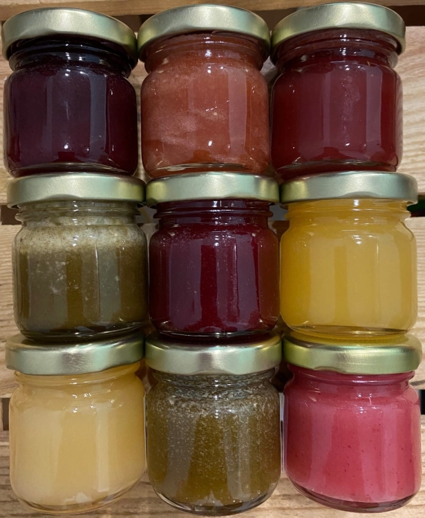 Ten zestaw zawiera miód rzepakowy kremowany z liofilizowaną :truskawką, miętą i cytryną, jeżyną, pomarańczą, maliną, żurawiną, pokrzywą i cytryną, czarną porzeczką oraz z liofilizowanym mango