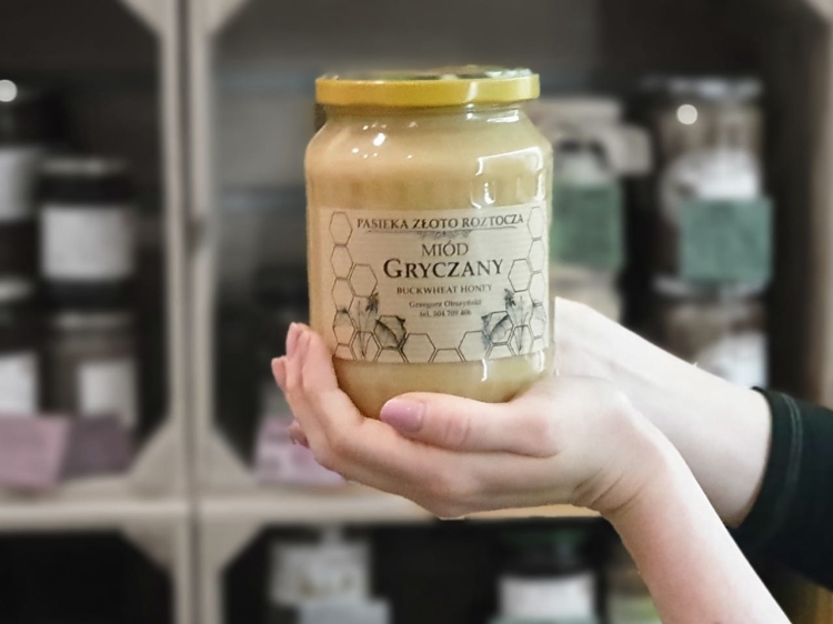 Miód Gryczany 2021 1kg w niektórych słoikach po krystalizacji wyjątkowo jasny, ale aromat mocno gryczany, a w smaku dość wyrazisty